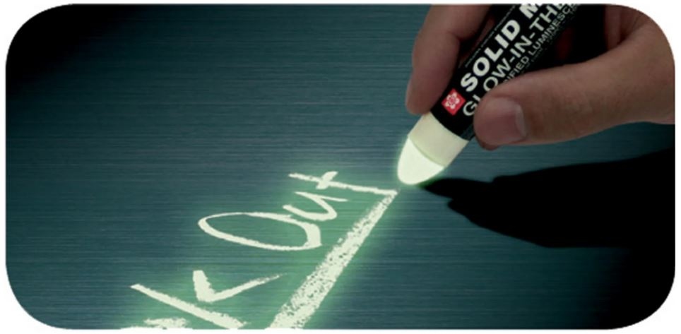 pics/Sakura/Copyright EIS/sakura-xsc-300-glow-in-the-dark-industrial-solid-marker-use.jpg